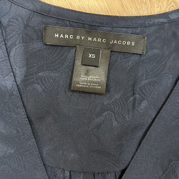 Women’s Marc Jacobs XS cap sleeve, tie back dressto knee. Like new. 100% silk - Picture 3 of 7